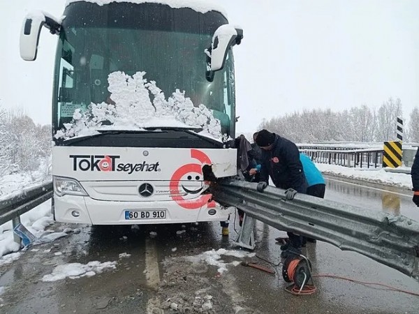 Sivas'ta iki yolcu otobüsü çarpıştı! Çok sayıda yaralı var